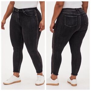 TORRID Sky High Skinny Jeans Super Soft Zipper Leg Raw Hem Black Size 22R
